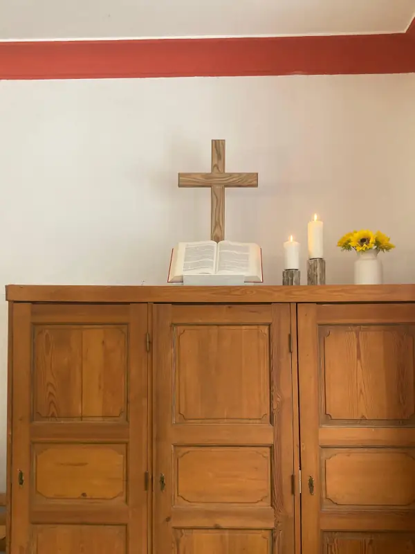 Bild vom Altar und Kreuzen